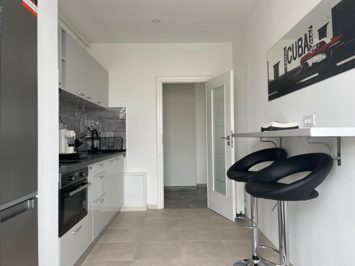 Lakeview 2 Room Penthouse Rooftop Terrace W15 Bukares Bagian luar foto