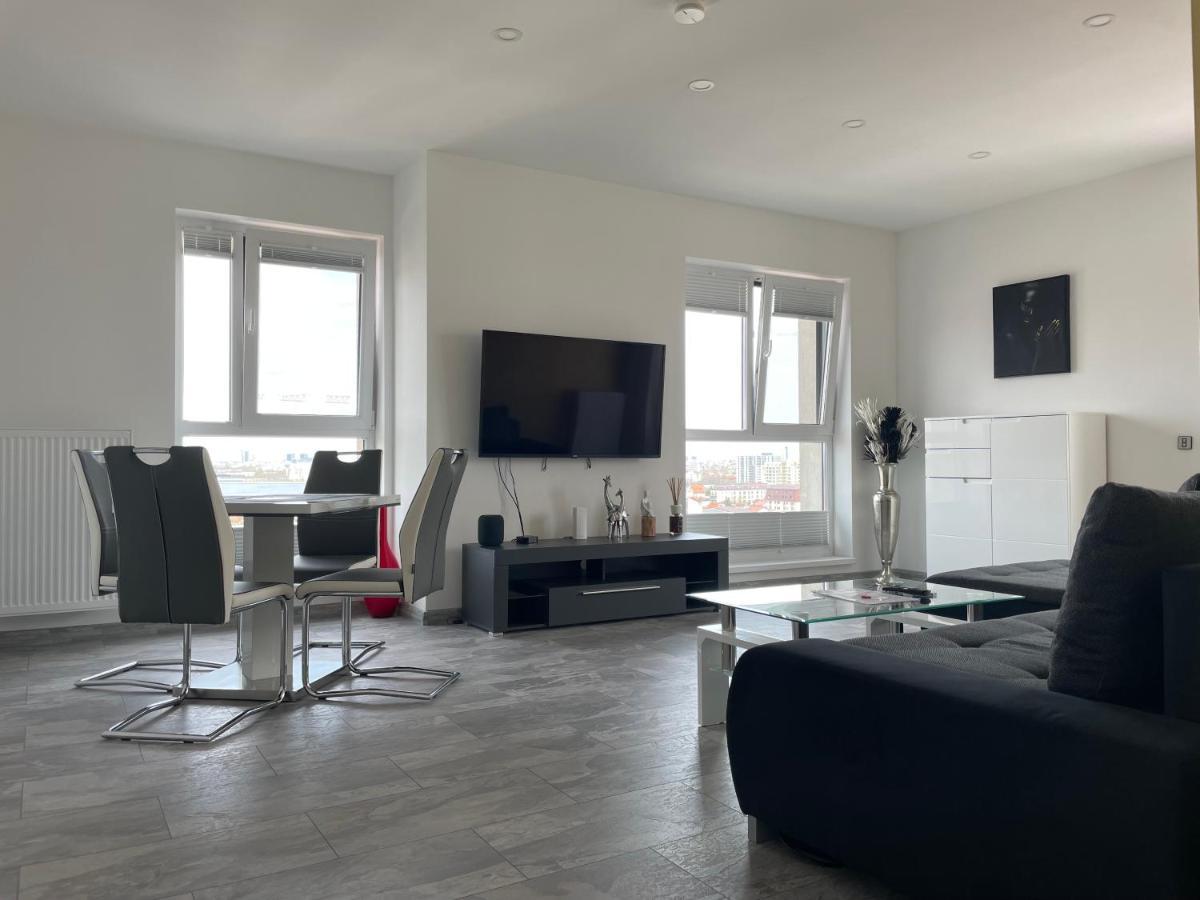 Lakeview 2 Room Penthouse Rooftop Terrace W15 Bukares Bagian luar foto